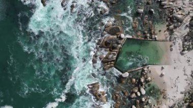 Clifton, Cape Town, Güney Afrika ve Afrika 'daki Maidens Körfezi Gelgit Havuzu Hava Görüntüsü