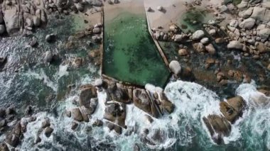 Clifton, Cape Town, Güney Afrika ve Afrika 'daki Maidens Körfezi Gelgit Havuzu Hava Görüntüsü