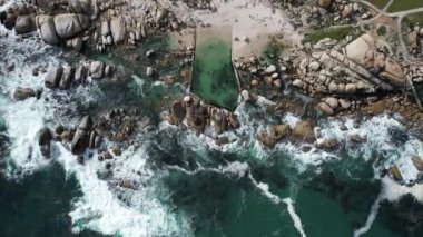 Clifton, Cape Town, Güney Afrika ve Afrika 'daki Maidens Körfezi Gelgit Havuzu Hava Görüntüsü