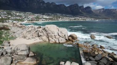 Clifton, Cape Town, Güney Afrika ve Afrika 'daki Maidens Körfezi Gelgit Havuzu Hava Görüntüsü