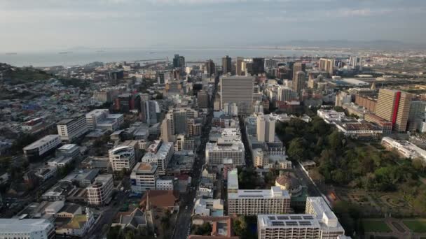 南アフリカ ケープタウン 南アフリカのサンセットでのケープタウン市内中心部の空中ビュー — ストック動画