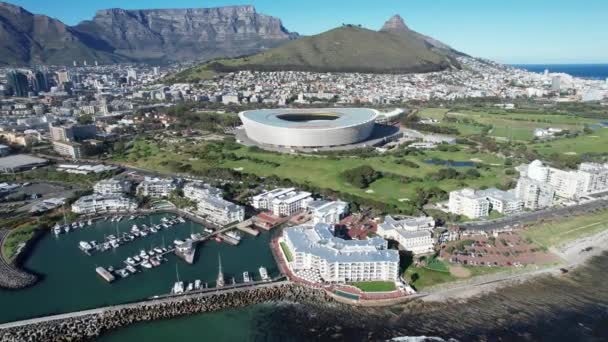 ケープタウンスタジアム グリーンポイント 南アフリカ 南アフリカのケープタウンスタジアムの空中ビュー — ストック動画