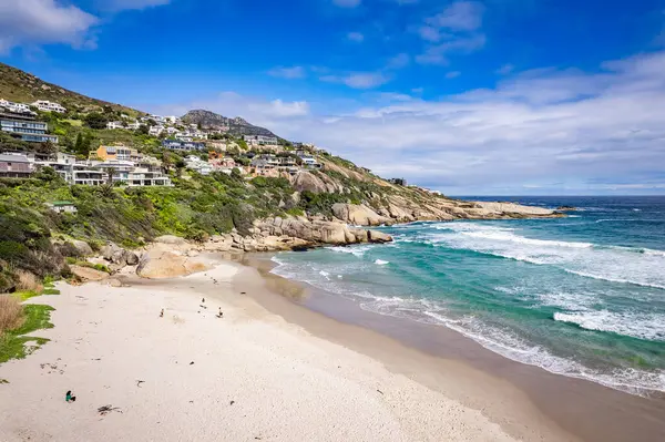 Cape Town, Güney Afrika, Afrika 'daki Llandudno plajının havadan görünüşü