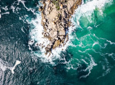 Cape Town, Güney Afrika, Afrika 'daki Llandudno plajının havadan görünüşü