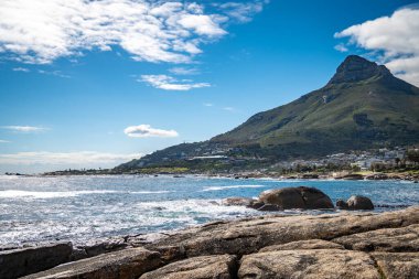 Cape Town, Güney Afrika, Afrika 'daki Llandudno plajının havadan görünüşü