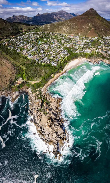 Cape Town, Güney Afrika, Afrika 'daki Llandudno plajının havadan görünüşü