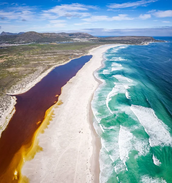 Güney Afrika, Cape Town 'daki Noordhoek Long Beach' in hava manzarası.