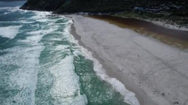 Güney Afrika, Cape Town 'daki Noordhoek Long Beach' in hava manzarası.