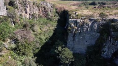 Mpumalanga, Güney Afrika 'daki Pinnacle Kayası' nın hava görüntüsü. Yüksek kalite 4k görüntü