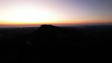 Graskop, Güney Afrika, Afrika 'da gün batımında dağın tepesinin havadan görünüşü