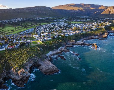 Hermanus sahilinin havadan görünüşü, Batı Burnu, Güney Afrika, Afrika
