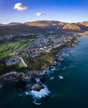 Hermanus sahilinin havadan görünüşü, Batı Burnu, Güney Afrika, Afrika