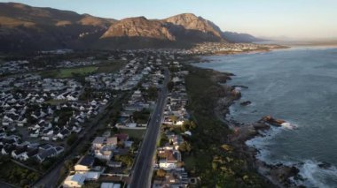 Hermanus sahilinin havadan görünüşü, Batı Burnu, Güney Afrika, Afrika
