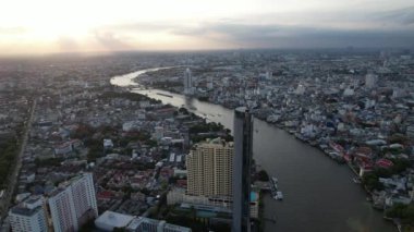 Khlong San ve Chao Phraya nehrinin havadan görüntüsü Bangkok, Tayland, Güney Asya