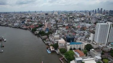 Khlong San ve Chao Phraya nehrinin havadan görüntüsü Bangkok, Tayland, Güney Asya