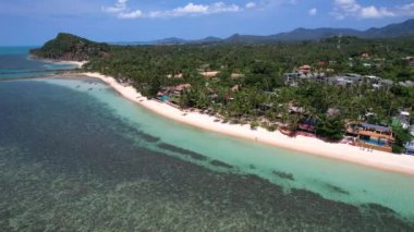 Tayland 'ın Koh Samui adasının kuzeyindeki Baan Tai Sahili' nin havadan görüntüsü. Yüksek kalite 4k görüntü