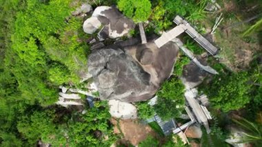 Tayland 'daki Koh Samui' de çakışan taşın hava görüntüsü. Yüksek kalite 4k görüntü