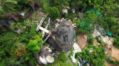 Tayland 'daki Koh Samui' de çakışan taşın hava görüntüsü. Yüksek kalite 4k görüntü