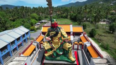 Koh Samui, Tayland 'daki Guan Yu Tapınağı heykelinin hava görüntüsü. Yüksek kalite 4k görüntü