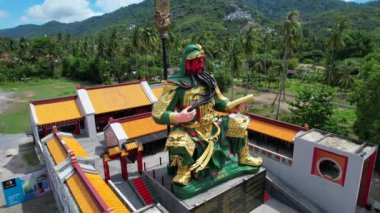 Koh Samui, Tayland 'daki Guan Yu Tapınağı heykelinin hava görüntüsü. Yüksek kalite 4k görüntü
