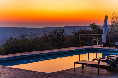 Güney Afrika 'daki Nambiti' de Savannah üzerinde gün batımı manzarası. Yüksek kalite fotoğraf