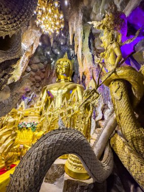 Wat Manewong ya da Maniwong tapınağı Nakhon Nayok, Tayland 'da. Yüksek kalite fotoğraf