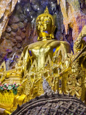 Wat Manewong ya da Maniwong tapınağı Nakhon Nayok, Tayland 'da. Yüksek kalite fotoğraf