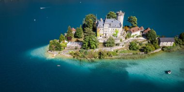 Annecy Gölü 'ndeki Chateau de Duingt' in havadan görünüşü, Haute Savoie, Fransa, Avrupa