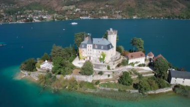 Annecy Gölü 'ndeki Chateau de Duingt' in havadan görünüşü, Haute Savoie, Fransa, Avrupa