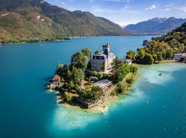 Annecy Gölü 'ndeki Chateau de Duingt' in havadan görünüşü, Haute Savoie, Fransa, Avrupa