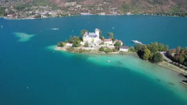 Annecy Gölü 'ndeki Chateau de Duingt' in havadan görünüşü, Haute Savoie, Fransa, Avrupa