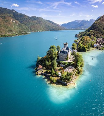 Annecy Gölü 'ndeki Chateau de Duingt' in havadan görünüşü, Haute Savoie, Fransa, Avrupa