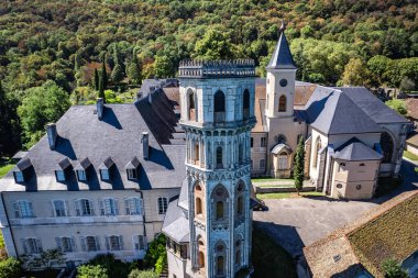 Hautecombe Manastırı 'nın ya da Savoie, Fransa, Avrupa' daki Abbaye dHautecombe 'un havadan görünüşü