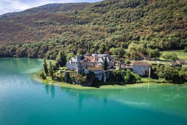 Hautecombe Manastırı 'nın ya da Savoie, Fransa, Avrupa' daki Abbaye dHautecombe 'un havadan görünüşü