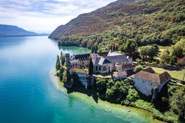 Hautecombe Manastırı 'nın ya da Savoie, Fransa, Avrupa' daki Abbaye dHautecombe 'un havadan görünüşü