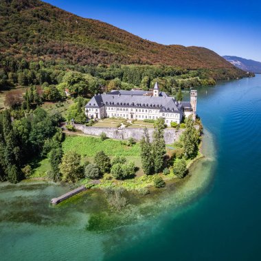 Hautecombe Manastırı 'nın ya da Savoie, Fransa, Avrupa' daki Abbaye dHautecombe 'un havadan görünüşü