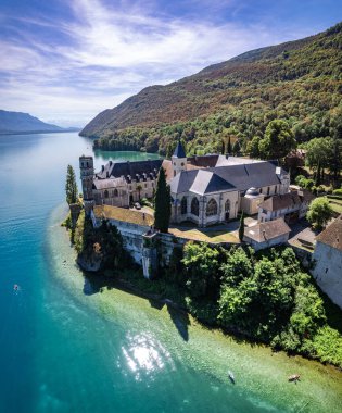 Hautecombe Manastırı 'nın ya da Savoie, Fransa, Avrupa' daki Abbaye dHautecombe 'un havadan görünüşü