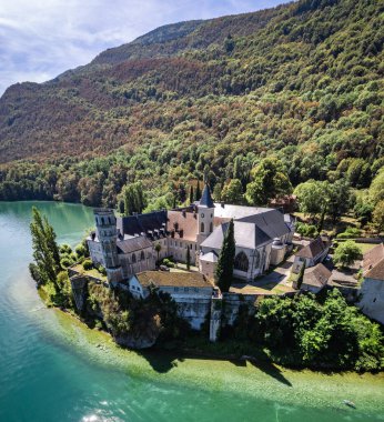 Hautecombe Manastırı 'nın ya da Savoie, Fransa, Avrupa' daki Abbaye dHautecombe 'un havadan görünüşü