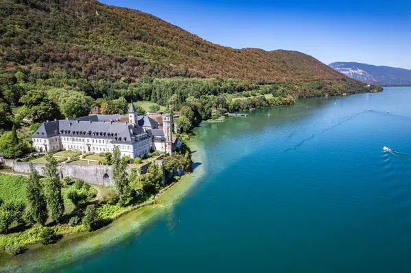 Hautecombe Manastırı 'nın ya da Savoie, Fransa, Avrupa' daki Abbaye dHautecombe 'un havadan görünüşü