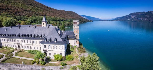 Hautecombe Manastırı 'nın ya da Savoie, Fransa, Avrupa' daki Abbaye dHautecombe 'un havadan görünüşü