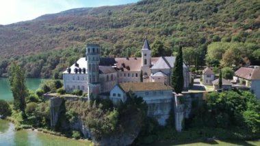 Hautecombe Manastırı 'nın ya da Savoie, Fransa, Avrupa' daki Abbaye dHautecombe 'un havadan görünüşü
