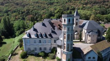 Hautecombe Manastırı 'nın ya da Savoie, Fransa, Avrupa' daki Abbaye dHautecombe 'un havadan görünüşü