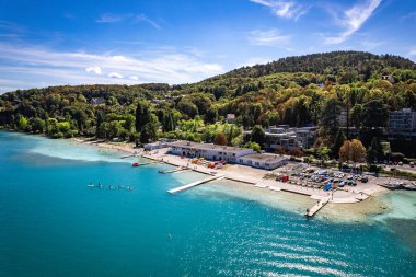 Annecy Şehir Merkezi 'nin hava manzarası, Haute Savoie, Fransa ve Avrupa' daki Marquisats plajı.