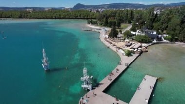 Annecy Şehir Merkezi 'nin havadan görünüşü, Haute Savoie, Fransa, Avrupa' daki imparatorluk veya imparatorluk plajı