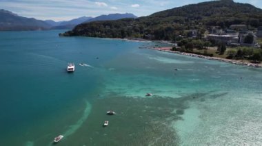 Annecy Şehir Merkezi 'nin hava manzarası, Haute Savoie, Fransa ve Avrupa' daki Marquisats plajı.