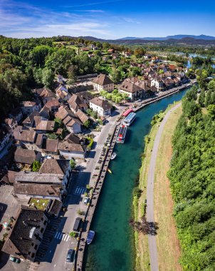Chanaz 'ın havadan görünüşü, Savoie, Fransa, Avrupa' daki Kurtarıcı Kanalı