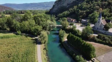 Chanaz 'ın havadan görünüşü, Savoie, Fransa, Avrupa' daki Kurtarıcı Kanalı