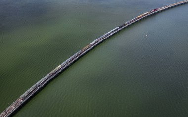 Pasak Chonlasit Barajı, Lopburi, Tayland, Asya 'nın güneydoğusundaki yüzen trenin hava görüntüsü.