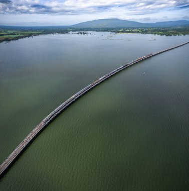 Pasak Chonlasit Barajı, Lopburi, Tayland, Asya 'nın güneydoğusundaki yüzen trenin hava görüntüsü.