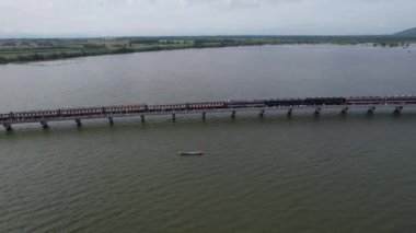 Pasak Chonlasit Barajı, Lopburi, Tayland, Asya 'nın güneydoğusundaki yüzen trenin hava görüntüsü.